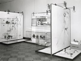 Fotografia czarno-biała (odbitka) z otwarcia wystawy pt. "Technika i technologia w epoce kam...