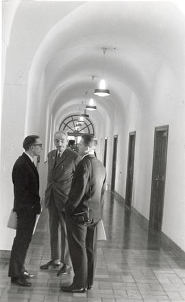 Fotografia czarno-biała (odbitka) z sesji Zespołu doradczego ds. muzealnictwa archeologicznego i ...