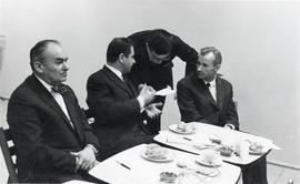 Fotografia czarno-biała (odbitka) z sesji Zespołu doradczego ds. muzealnictwa archeologicznego i ...