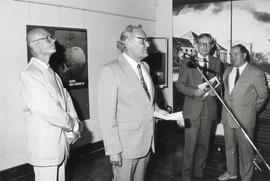 Fotografia  czarno-biała (odbitka)  z otwarcia  wystawy pt. "Człowiek minionego tysiąclecia&...