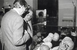 Fotografia  czarno-biała (odbitka)  z otwarcia  wystawy pt. "Człowiek minionego tysiąclecia&...