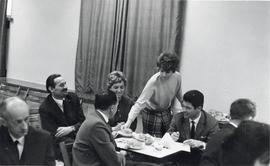 Fotografia czarno-biała (odbitka) z sesji Zespołu doradczego ds. muzealnictwa archeologicznego i ...