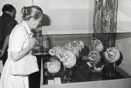 Fotografia  czarno-biała (odbitka)  z otwarcia  wystawy pt. "Człowiek minionego tysiąclecia&...