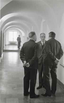 Fotografia czarno-biała (odbitka) z sesji Zespołu doradczego ds. muzealnictwa archeologicznego i ...