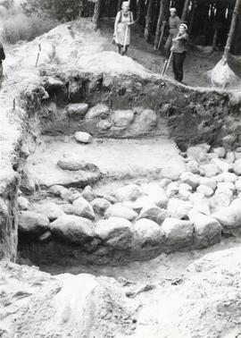 Fotografia czarno-biała (odbitka) obiektów archeologicznych  na cmentarzysku kurhanowym w miejsco...