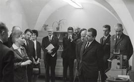 Fotografia czarno-biała (odbitka) z sesji Zespołu doradczego ds. muzealnictwa archeologicznego i ...