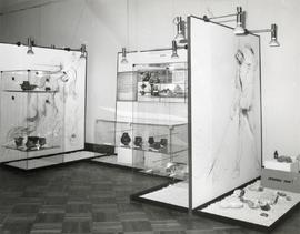 Fotografia czarno-biała (odbitka) z otwarcia wystawy pt. "Technika i technologia w epoce kam...