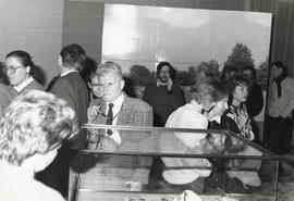 Fotografia  czarno-biała (odbitka)  z otwarcia  wystawy pt.  "Nomina Sacra" w Państwowy...