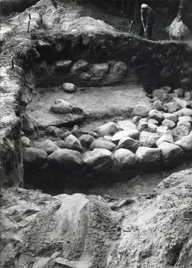 Fotografia czarno-biała (odbitka) obiektów archeologicznych  na cmentarzysku kurhanowym w miejsco...