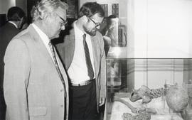 Fotografia  czarno-biała (odbitka)  z otwarcia  wystawy pt. "Człowiek minionego tysiąclecia&...