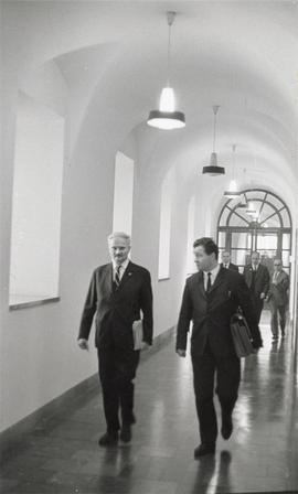 Fotografia czarno-biała (odbitka) z sesji Zespołu doradczego ds. muzealnictwa archeologicznego i ...